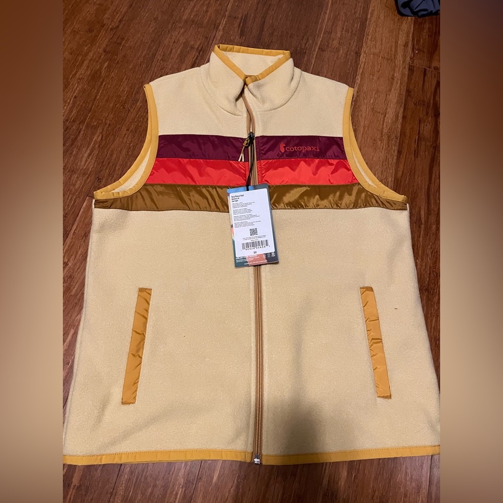Cotopaxi vest Women’s. NWT.